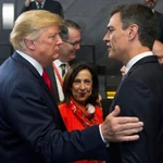 El jefe del Gobierno español, Pedro Sánchez, y el presidente de Estados Unidos, Donald Trump, en la cumbre de la OTAN de 2018. EFE/Horst Wagner