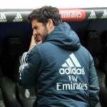 El jugador del Real Madrid, Isco Alarcón en el banquillo del Santiago Bernabéu.