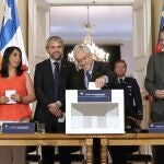 El presidente Sebastián Piñera (c-d), acompañado de la ministra portavoz de la Presidencia, Karla Rubilar (i); al ministro del Interior, Gonzalo Blumel (c-i), y al ministro secretario general de la Presidencia, Felipe Ward (d), en la presentación de la convocatoria del plebiscito constitucional