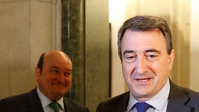 GRAF5295 MADRID, 30/12/2019.- El presidente del PNV, Andoni Ortuzar (i) junto al portavoz del partido Aitor Esteban tras la firma del acuerdo por el que los nacionalistas vascos votarán a favor de la investidura de Sánchez, este lunes en el Congreso. EFE/Ballesteros