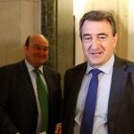 GRAF5295 MADRID, 30/12/2019.- El presidente del PNV, Andoni Ortuzar (i) junto al portavoz del partido Aitor Esteban tras la firma del acuerdo por el que los nacionalistas vascos votarán a favor de la investidura de Sánchez, este lunes en el Congreso. EFE/Ballesteros