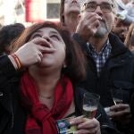 Una mujer y un hombre toman las 12 uvas durante las pruebas para las Campanadas 2019 en la Puerta del Sol de Madrid (España), a 30 de diciembre de 2019.30 diciembre 2019, PREUVAS, CAMPANADAS, 2020,Eduardo Parra / Europa Press30/12/2019