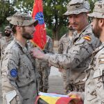 Imposición de la medalla de la misión EUTM-MALI XV al teniente Alejandro Caballero