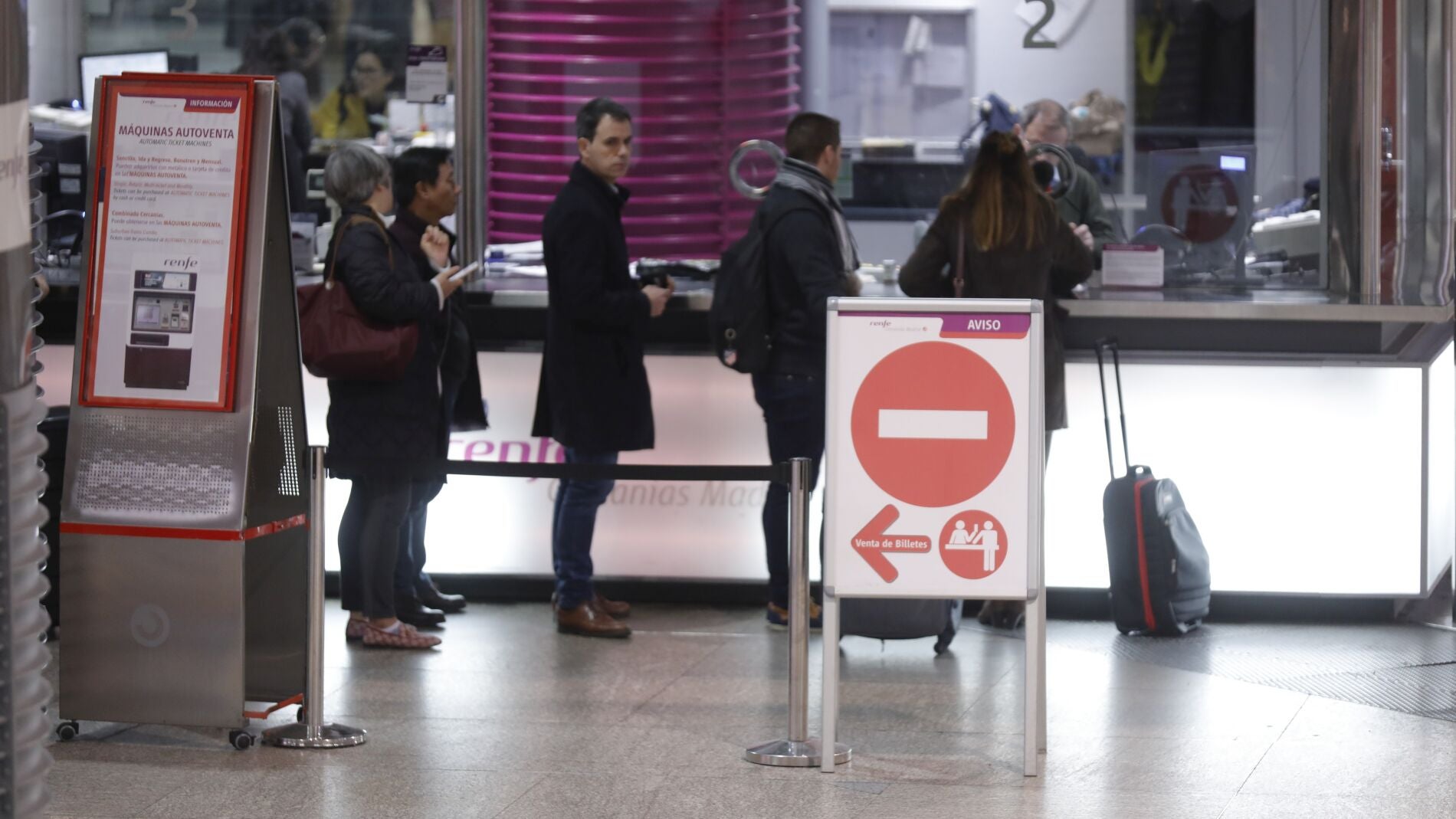 Pasajeros hacen cola para comprar un billete de tren en la estación madrileña de Atocha