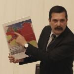 Erkan Bas, miembro del Partido de los Trabajadores, en la oposición, muestra un mapa de una Libia dividida durante una sesión extraordinaria en el Parlamento turco en Ankara. (AP Photo/Burhan Ozbilici)