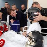 El alcalde de Madrid, José Luis Martínez-Almeida (3i), acompañado de los Bomberos de la capital, durante la tradicional visita para entregar juguetes a los niños ingresados en el Hospital de San Rafael en Madrid.