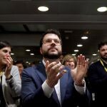 El coordinador nacional de ERC, Pere Aragonés (c), el portavoz en el Congreso, Gabriel Rufián (d) y la portavoz Marta Vilalta (i) tras la aprobación del acuerdo con el PSOE