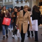 Compras navideñas para el día de Reyes. Viandantes con bolsas por la c/. Rioja . En Sevilla, a 02 de Enero de 2019.SEVILLA, 02.01.20. Últimas compras navideñas.María José López / Europa Press02/01/2020