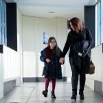 GRAFCAT9461. BARCELONA, 03/01/2020.- Iria, una niña de 10 años con una mutación genética ultrarrara y que se ha convertido en el primer paciente pediátrico triple trasplantado de corazón, hígado y riñón de España, camina con su madre Judith por un pasillo del Hospital Vall d'Hebron de Barcelona, poco antes de la rueda de prensa que han ofrecido junto al equipo médico que la ha tratado. EFE/Enric Fontcuberta.