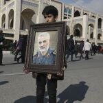 Un niño iraní muestra una pancarta con la cara del militar Soleimani