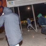 GRAF7240. MURCIA, 04/01/2020.- Los tres jóvenes afganos que fueron detenidos como presuntos autores de agredir sexualmente a tres hermanas estadounidenses la pasada Nochevieja en Murcia, salen corriendo de la Ciudad de la Justicia de Murcia tras quedar en libertad provisional sin fianza. EFE/Marcial Guillén
