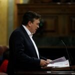 El diputado de Teruel Existe, Tomás Guitarte, durante su intervención ante el pleno del Congreso de los Diputados en la primera jornada de la sesión de investidura de Pedro Sánchez como presidente del Gobierno.