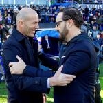 Zidane y Bordalás se saludan antes del encuentro