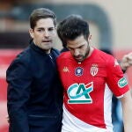 Cesc Fàbregas, junto a su entrenador en el Mónaco, Robert Moreno. EFE/EPA/SEBASTIEN NOGIER