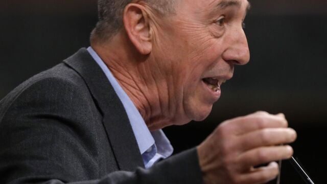 Joan Baldoví, que ya confirmó que daría su voto a Pedro Sánchez, muestra una bolsa de tila en la tribuna del Congreso