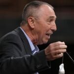 Joan Baldoví, que ya confirmó que daría su voto a Pedro Sánchez, muestra una bolsa de tila en la tribuna del Congreso