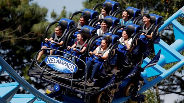 Visitantes montan en la nueva montaña rusa "El Relampago" este viernes, en el parque Mundo Petapa de Ciudad de Guatemala (Guatemala).