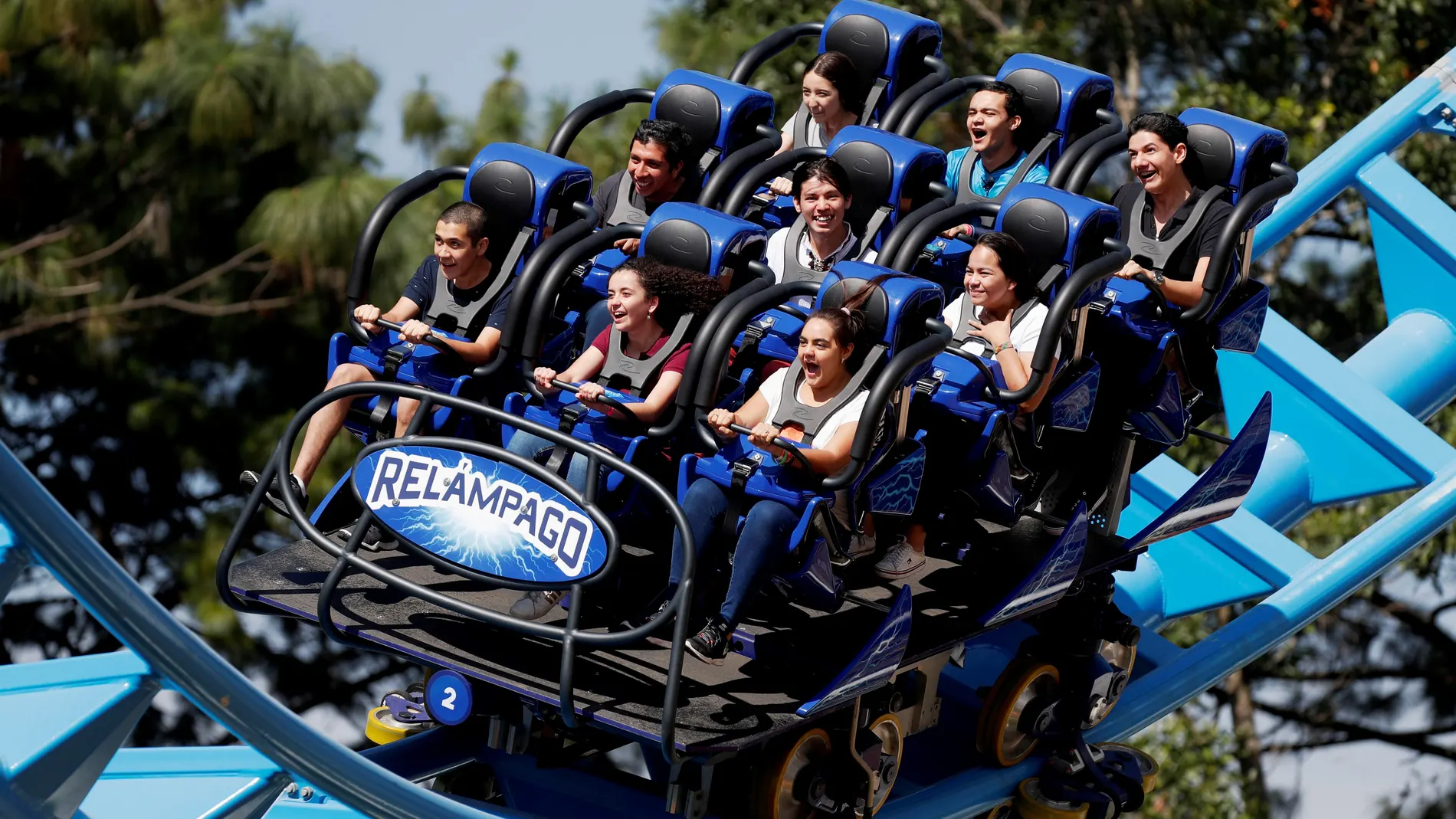 "El Relampago", la montaña rusa más grande y rápida de Centroamerica, se inaugura en Guatemala