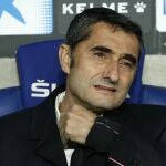 Ernesto Valverde durante su etapa como entrenador del Barcelona en un partido frente al Espanyol.
