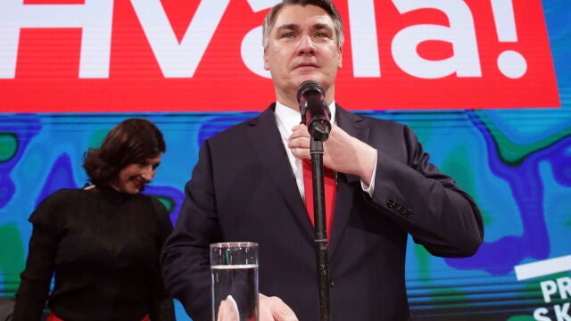 Zagreb (Croatia), 05/01/2020.- Croatian presidential candidate of Social Democratic Party (SDP) Zoran Milanovic (R) speaks to supporters as his wife Sanja Pusic (L) looks on during an election night rally in Zagreb, Croatia, 05 January 2020. According to initial exit polls, milanovic has won presidential elections with 54 percent of votes ahead of incumbent president Kolinda Grabar-Kitarovic. (Elecciones, Croacia) EFE/EPA/DANIEL KASAP