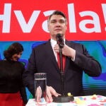 Zagreb (Croatia), 05/01/2020.- Croatian presidential candidate of Social Democratic Party (SDP) Zoran Milanovic (R) speaks to supporters as his wife Sanja Pusic (L) looks on during an election night rally in Zagreb, Croatia, 05 January 2020. According to initial exit polls, milanovic has won presidential elections with 54 percent of votes ahead of incumbent president Kolinda Grabar-Kitarovic. (Elecciones, Croacia) EFE/EPA/DANIEL KASAP