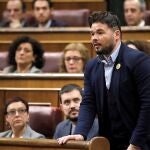 Gabriel Rufián, de ERC, vota durante la segunda jornada del debate de investidura de Pedro Sánchez como presidente del Gobierno este domingo en el Congreso de los Diputados.