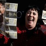 Varias personas festejan con sus décimos el tercer premio del Sorteo extraordinario de El Niño de 2020.