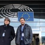 El epxresident de la Generalitat Carles Puigdemont y el exconseller Toni Comin han recogido este lunes su credencial permanente de eurodiputados.TWITTER/GONZALO BOYE06/01/2020