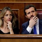 El líder del PP, Pablo Casado, y la portavoz de la formación, Cayetana Álvarez de Toledo, este martes en el Congreso. EFE/Juan Carlos Hidalgo