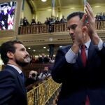 El líder del Partido Popular, Pablo Casado, felicita a Pedro Sánchez tras lograr la confianza de la Cámara Baja para un nuevo mandato como presidente del Gobierno.