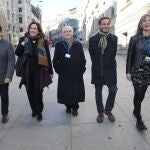 El secretario primero de la mesa del Congreso, Gerardo Pisarello; la alcaldesa de Barcelona, Ada Colau; el ministro de Universidades, Manuel Castells; el diputado de en Comú Podem en el Co0ngreso, Jaume Asens y la diputada de En Comú Podem, Jéssica Albiach, en una imagen de archivo.