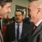 El presidente de la Real Federación Española de Fútbol (RFEF), Luis Rubiales, y el entrenador del Málaga, Víctor Sánchez del Amo