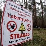 Un cartel anuncia el peligro de la existencia de bombas en el área adquirido por Tesla para construir su factoría alemana