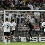Instante del gol olímpico convertido por Kroos, ante el Valencia