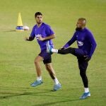 Luis Suárez y Arturo Vidal, durante un entrenamiento con el Barcelona