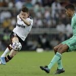 Kevin Gameiro con Varane. (AP Photo/Hassan Ammar)