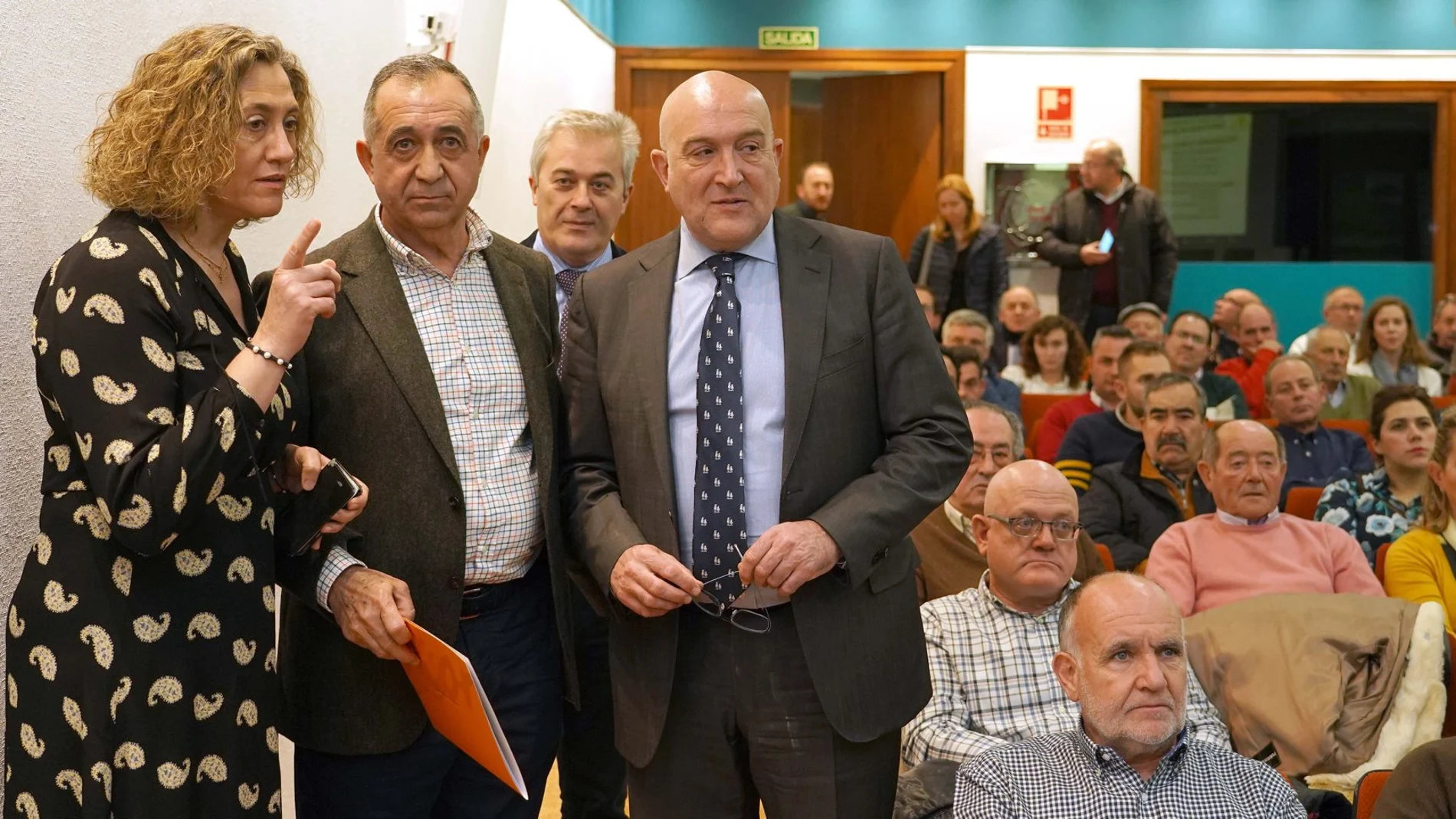 El consejero Jesús Julio Carnero junto al presidente de Acor, Justino Medrano, y Amelia Pastor