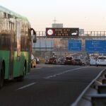 GRAF9398. MADRID, 09/01/2020.- Vista de las restricciones al tráfico en la M-30 debido al pico de dióxido de nitrógeno (NO2) que se vive en la capital y a las predicciones meteorológicas desfavorables, al mantenerse el anticiclón. El alcalde de Madrid, José Luis Martínez-Almeida, ha activado para este jueves, y por primera vez en su mandato el protocolo ante picos de contaminación, decretando el escenario 1, que limita la velocidad máxima a 70 kilómetros por hora en la M-30 y los accesos a la zona interior de la M-40 en la capital. EFE/Zipi