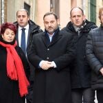 El secretario de Organización y Ministro de Fomento en Funciones, José Luis Ábalos, junto con el secretario general provincial y diputado, José Luis Aceves, la alcaldesa de Segovia, Clara Luquero, y el concejal de Desarrollo Económico y Empleo, Jesús García, durante una visita a la Casa Museo de Antonio Machado en Segovia