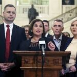 Mary Lou McDonald (centro), líder del Sinn Fein, con la diputada Michelle O'Neill y otros miembros del partido en la rueda de prensa ofrecida hoy en el Parlamento norirlandés