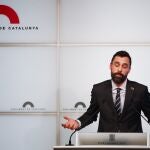GRAFCAT9671. BARCELONA, 10/01/2020.- El presidente del Parlament, Roger Torrent, durante la rueda de prensa en la que ha asegurado que el presidente de la Generalitat, Quim Torra, sigue siendo "diputado de pleno derecho", aunque el Tribunal Supremo (TS) haya mantenido la orden de la Junta Electoral Central (JEC) de retirarle el acta de la cámara catalana.EFE/ Alejandro García