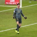 GRAF1015. YEDA (ARABIA SAUDÍ), 12/01/2020.- El portero del Real Madrid Thibaut Courtois (d) celebra tras detener un penalti, durante la final de la Supercopa de España ante el Atlético de Madrid disputada este domingo en el estadio King Abdullah Sports Center de Yeda, en Arabia Saudí. EFE/Juanjo Martín