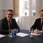 Los líderes del PSRM, Diego Conesa, y del PSPV, Ximo Puig, hoy en un encuentro en el Casino del municipio alicantino de Orihuela