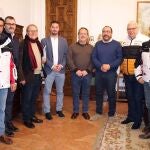 El alcalde de Zamora, Francisco Guarido, el presidente de la asociación Motauros, Juan Carlos Ruiz; el vicepresidente de la Asociación Motociclista Zamorana (AMZ), Quique González; el director de Comunicación de Caja Rural de Zamora, Narciso Prieto, y el presidente de la IGP Ternera de Aliste, Roberto Fuentes en la presentación de Motauros