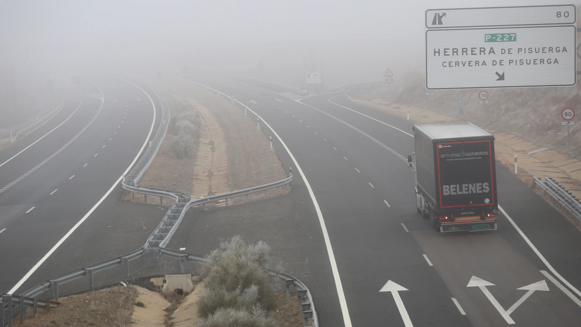 Niebla en una carretera de la provincia de Palencia