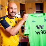 Pepe Reina posa con la camiseta de su nuevo club, el sexto