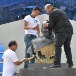 Ciudadanos retiran un busto de Evo Morales cubierto con una tela en Quillacollo