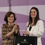La ministra de Igualdad, Irene Montero tras recibir la cartera de manos de la vicepresidenta primera Carmen Calvo, durante la toma de posesión de su cargo, hace un año
