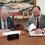 El presidente del Consejo de Hermandades de Sevilla, Francisco Vélez de Luna, y el presidente de la Fundación Caja Rural del Sur, José Luis García-Palacios Álvarez