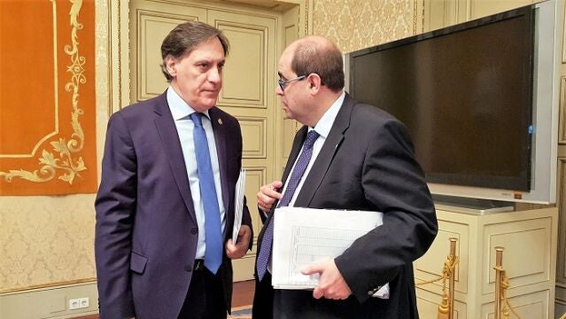 El alcalde de Salamanca, Carlos García Carbayo, junto al concejal Fernando Rodríguez